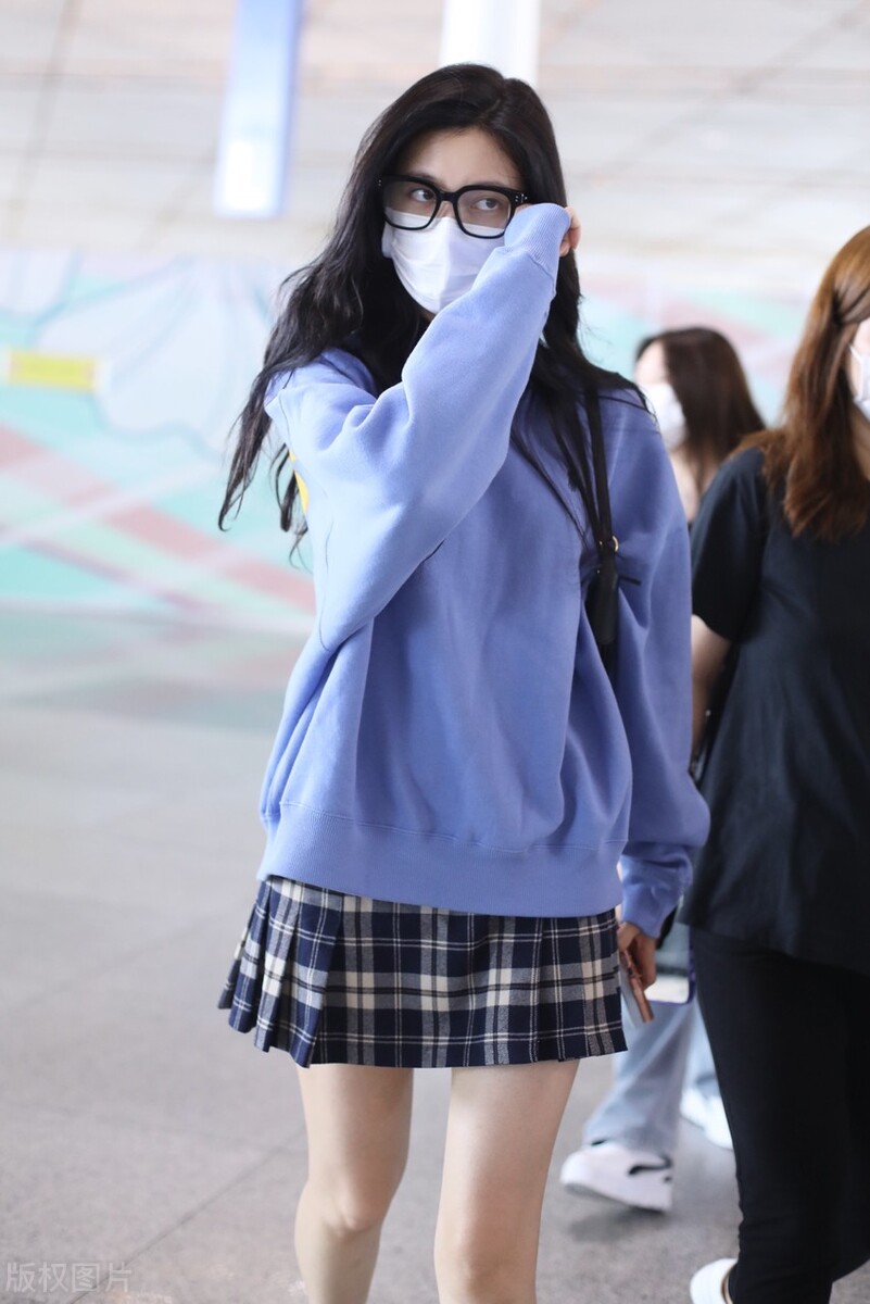 宋妍霏蓝色卫衣+格纹百皱裙+德比鞋+黑框眼镜文艺氛围感