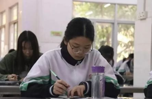 高考体检要“全裸上阵”，女生听了脸都红了，医生：谁愿意看你