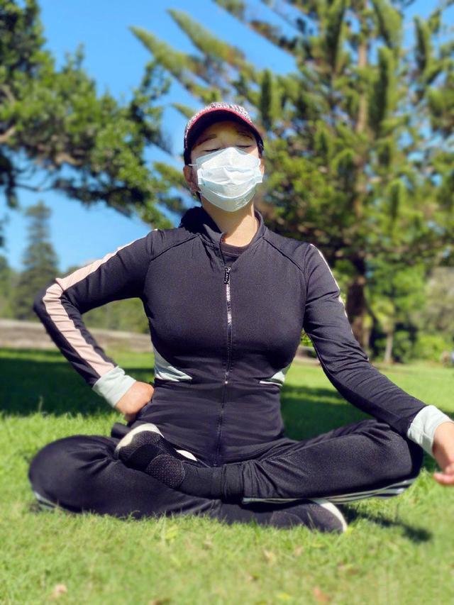 刘晓庆没刻意追求瘦，在公园锻炼阳光有活力，69岁爱美也要健康