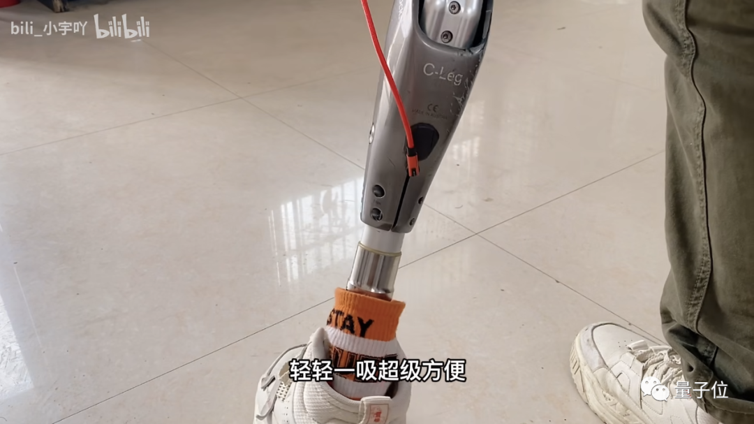 DIY自平衡车意外失去左腿后，小哥爆改假肢玩出花变身野生钢铁侠