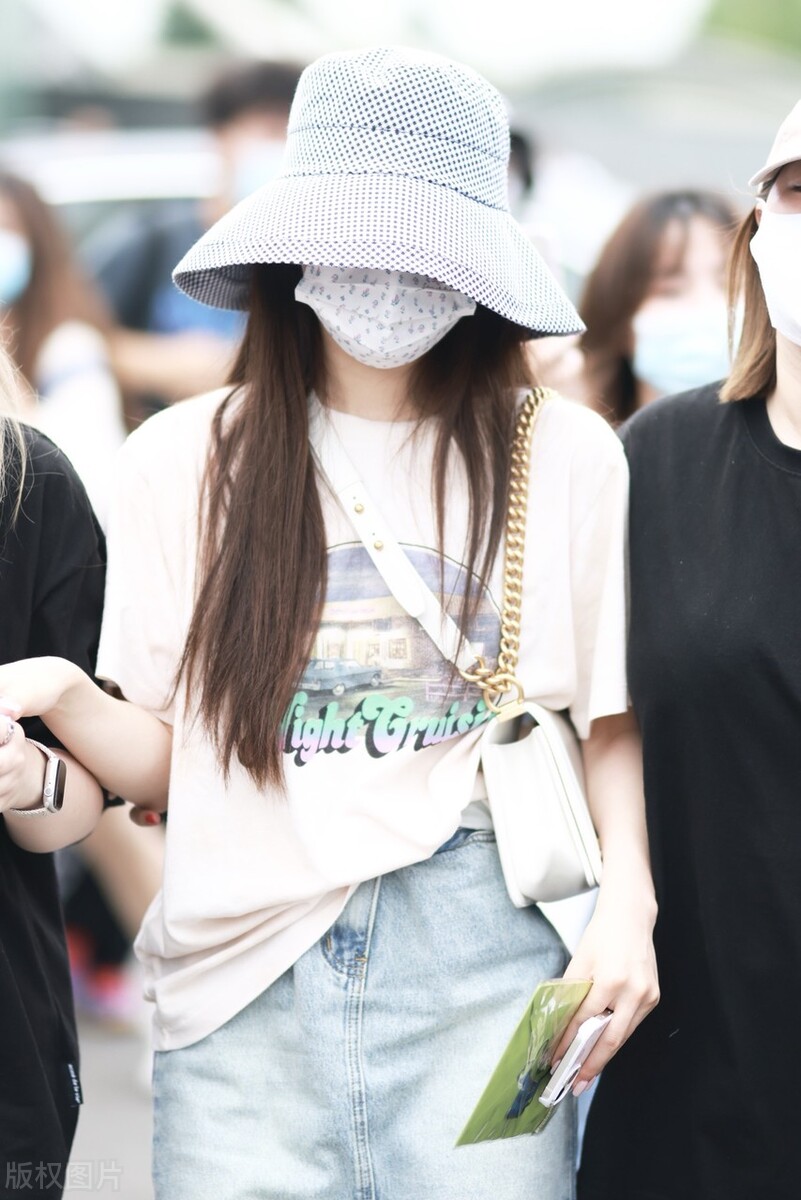 赵露思现身成都机场 明天参加《跑男》录制