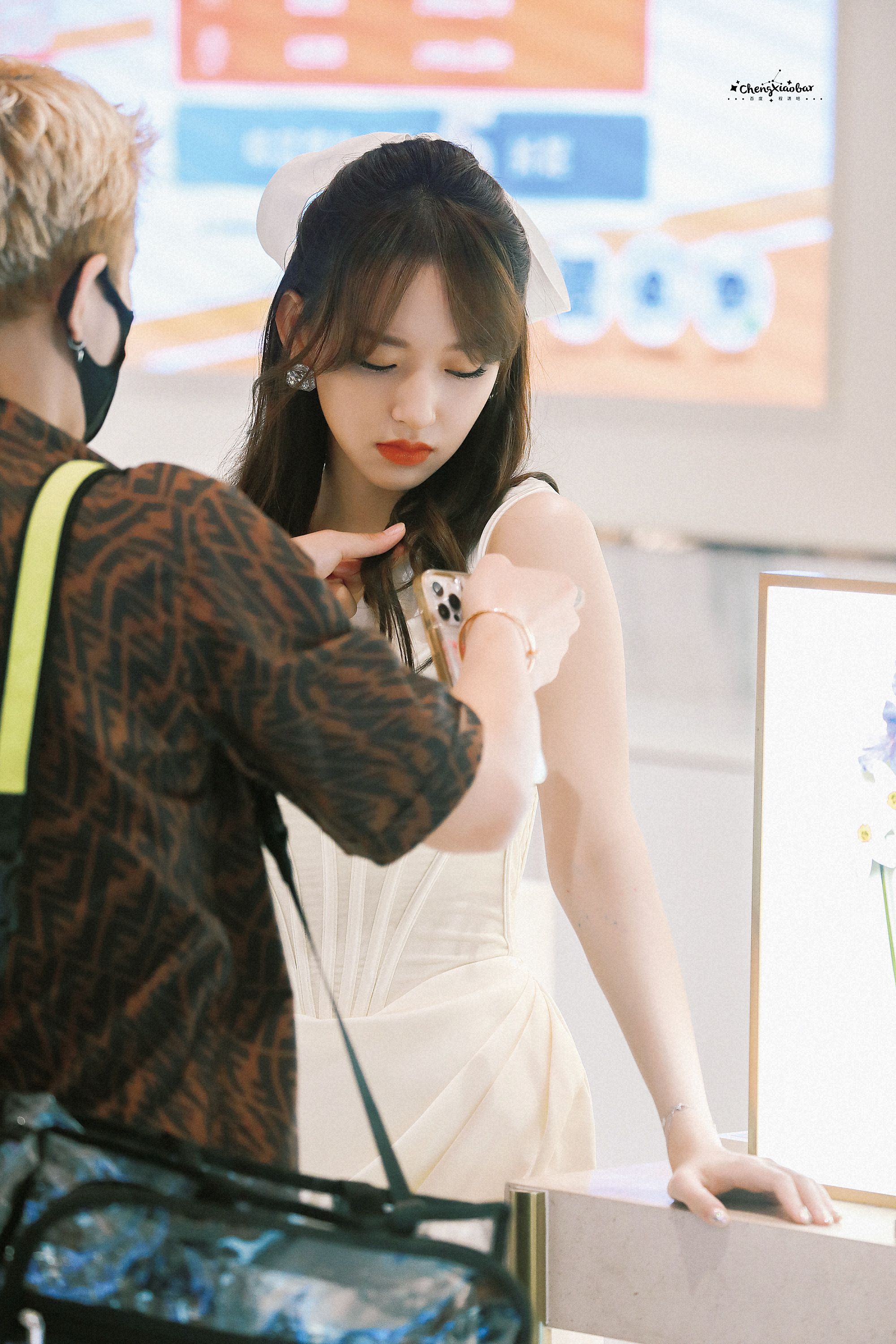 程潇白色露肩长礼服活动照合集