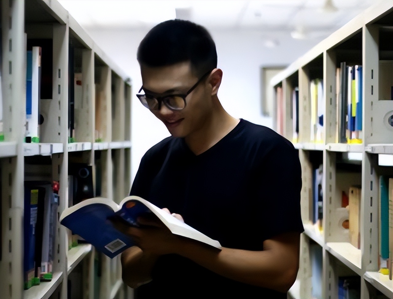 大学生毕业照穿“JK制服”，大长腿回头率极高，却被指伤风败俗