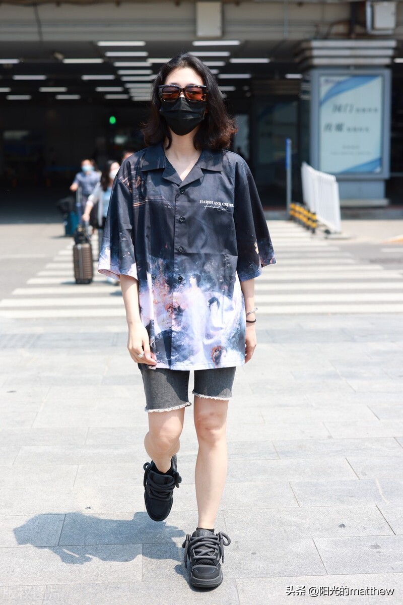 郭颖穿印花衬衫戴超大墨镜现身机场，大步流星气质高冷