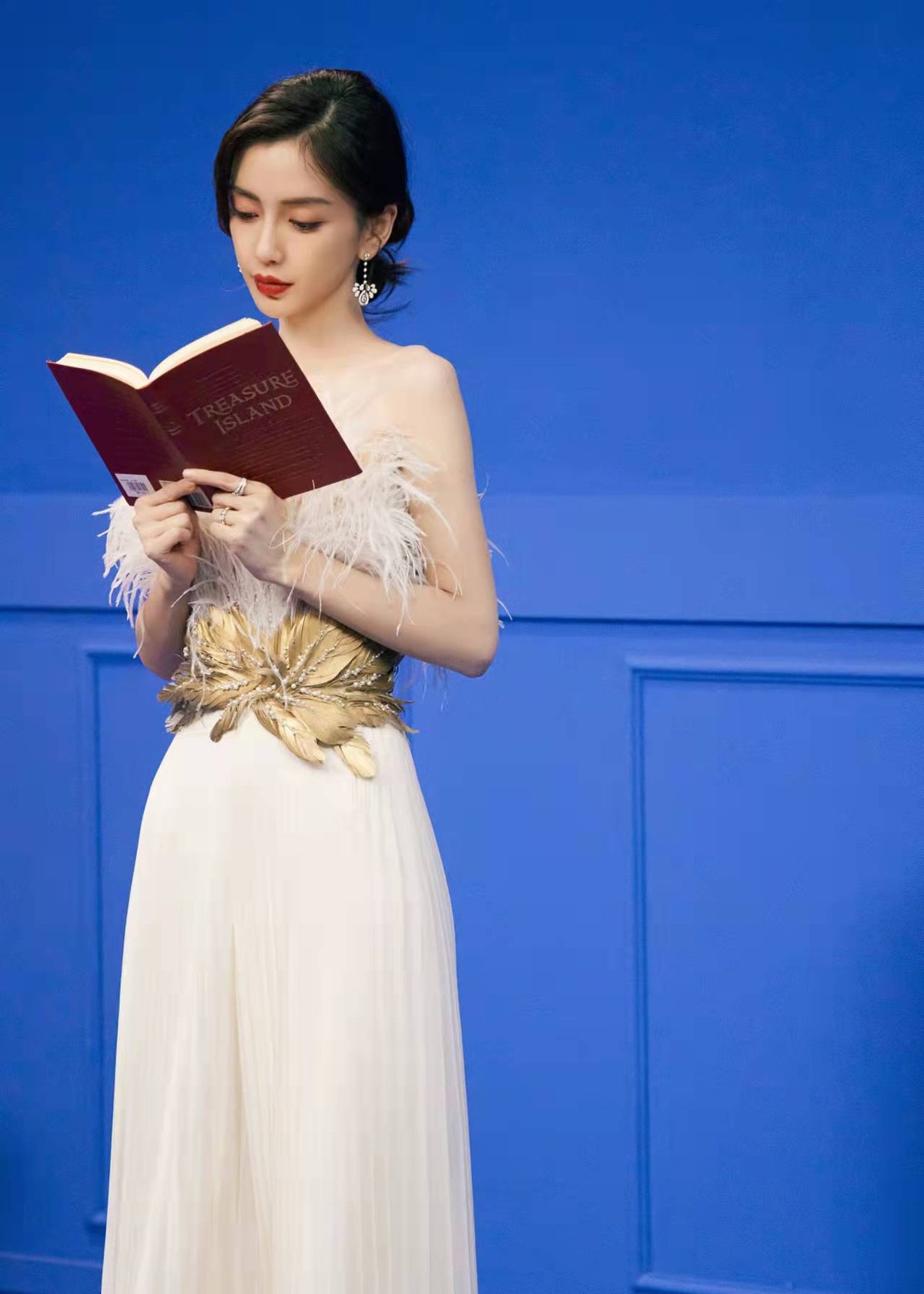 杨颖又来以美服人了,一袭羽毛裙温柔甜美,生图瘦成“大头娃娃”