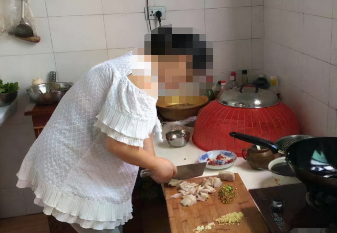 女大学生因想买7000元的裙子，到酒吧做兼职模特，最终结局如何？