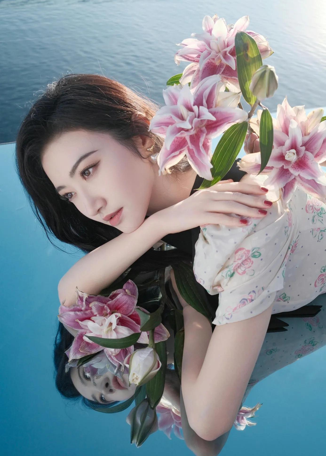 身穿翠花裙的景甜