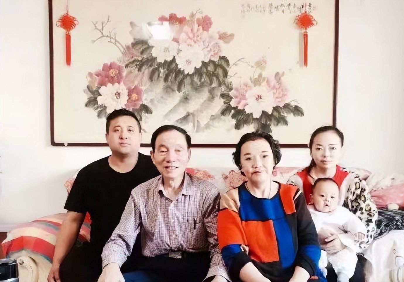 儿子北漂当流浪歌手，却失联19年，敦煌母亲为寻子做整形手术