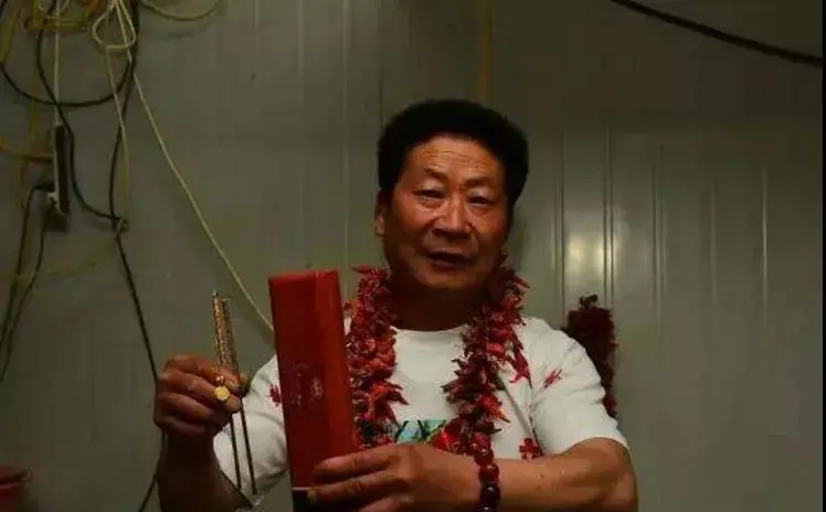 河南辣王李永志:每天5斤辣椒配白酒,破世界纪录,下场让人同情