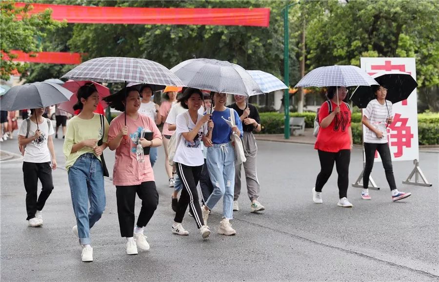 大学女生每月花费一万元，却自称“挑战节约”，贫困生们坐不住了