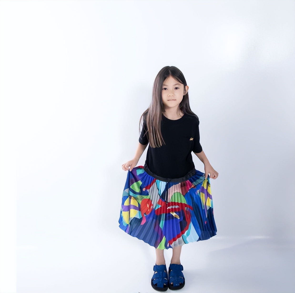 陈冠希夫妇带娃出席活动，女儿穿花裙子超可爱，秦舒培超模范抢眼