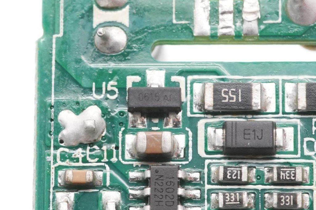 拆一款苹果官方合作品牌30W PD快充充电器，顶配iPhone 13全速充电