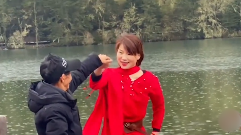 一女婴被弃，拾荒老人养大身价过亿，为报恩卖公司带养父环游祖国