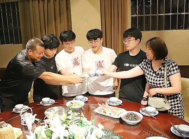 轰动一时的中国首例全男4胞胎：18年前大难不死，18年后金榜题名