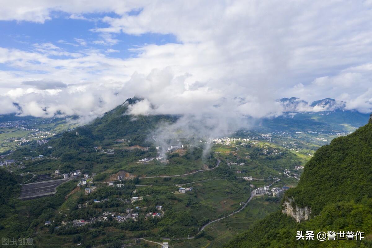 七律.登峰险峻拓途行