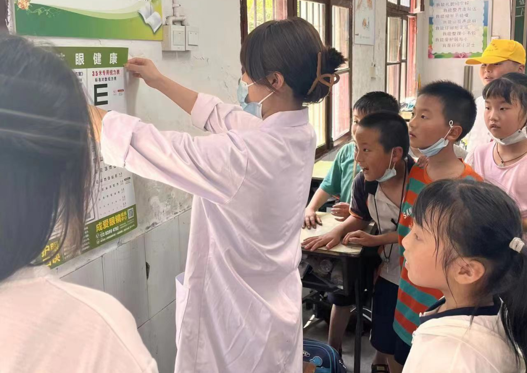 西充县人民医院眼科到槐树中心学校开展“爱眼日”公益活动