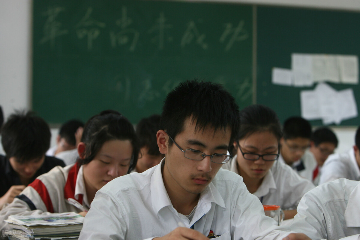 父母残疾全家靠吃野菜度日，大哥辍学打工供他上学，如今考进清华