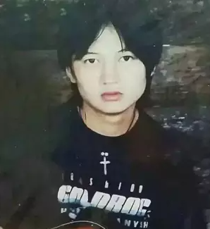 儿子北漂当流浪歌手，却失联19年，敦煌母亲为寻子做整形手术