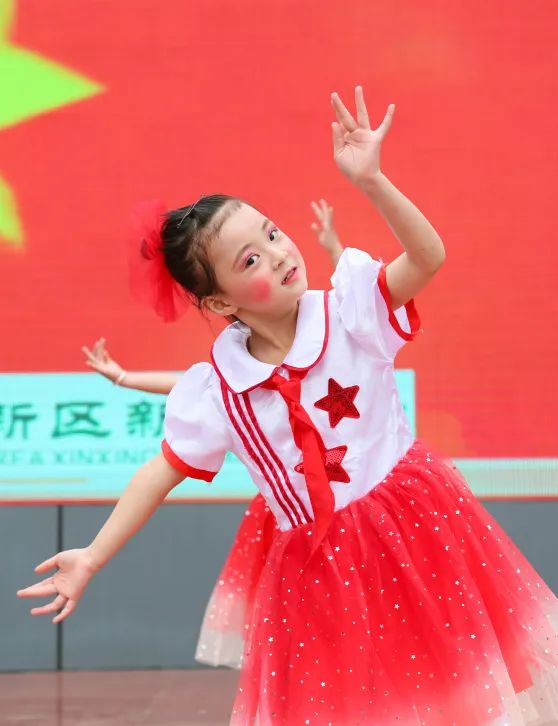 新小娃 ·争做接班人｜四川天府新区新兴小学举行第十四周升旗仪式