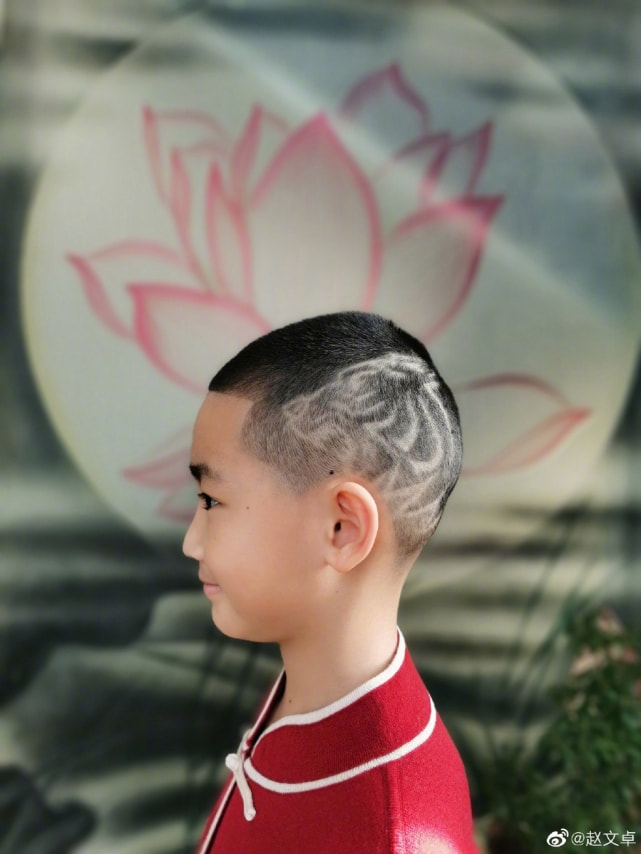 赵文卓妻子43岁生日，儿子头剪成蛋糕状酷，大女儿发长文表白妈妈