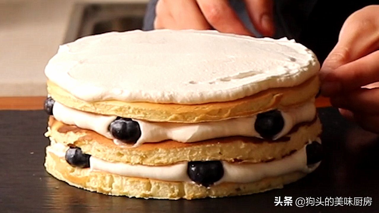 圣诞吃蛋糕，不用烤箱也能做，方法简单，孩子爱不释手，一看就会