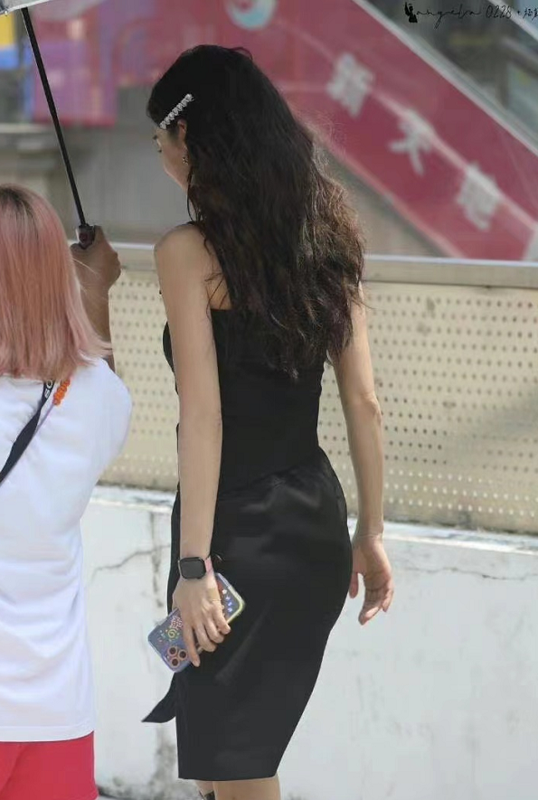 Baby真是颜霸！穿开叉黑裙高调现身秀美貌，被簇拥出行享巨星排场