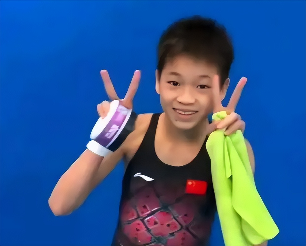 15岁全红婵近照曝光模样大变，身高猛长脸部胖一圈，双腿又直又长