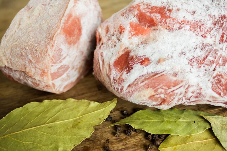 解冻肉，切记别只用水泡，肉贩子教你2招，几分钟搞定，还很新鲜