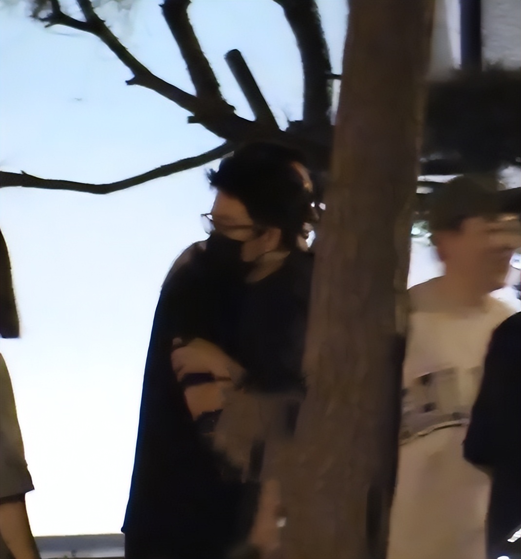 37黄轩深夜和友人聚餐！喝得大醉要人搀扶，高颜值圈外女友未现身