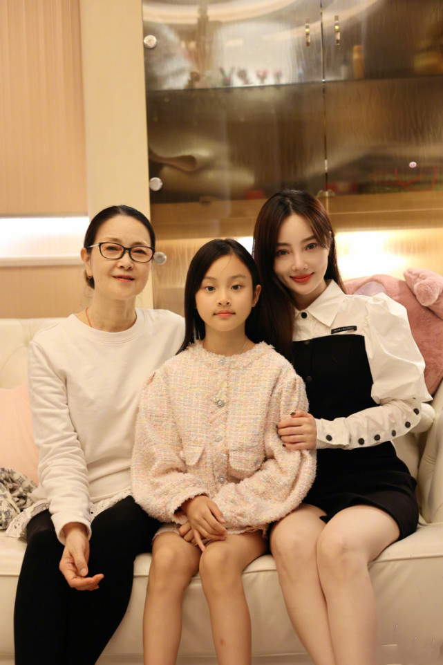 李小璐罕晒祖孙三代合照，65岁李妈妈气质佳，甜馨长成翻版贾乃亮