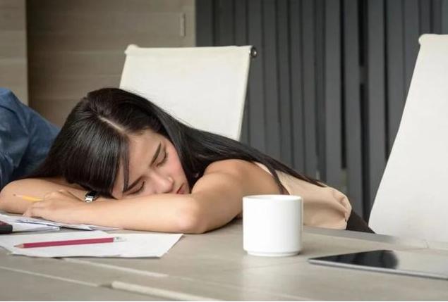 坚持午睡和从不午睡的人相比，谁的身体更健康呢？医生揭晓答案