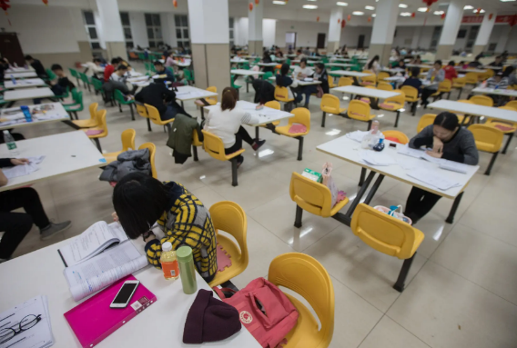 清华教室实拍图走红，顶级学府也“内卷”，网友却说高学历低素质