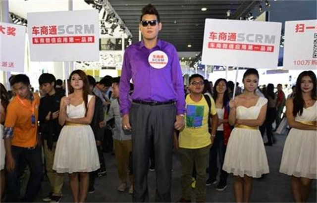 亞洲巨人張歡：身高2.38米，找1.65米的明星女友，如今怎麼樣了 找女朋友 第2張