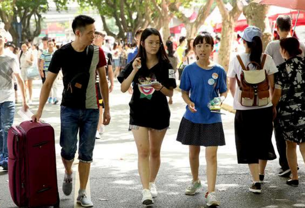 大学生一个月生活费多少才够？真实生活流出，没有对比就没有伤害