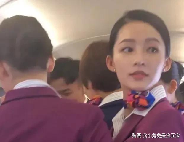 《中国机长》中的女乘务员，气质很出众
