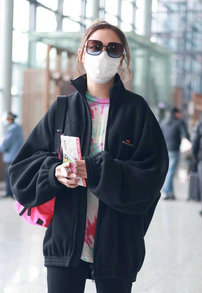 38岁的应采儿真会穿，一身黑色搭配彩色T恤，洋气不说还很高级