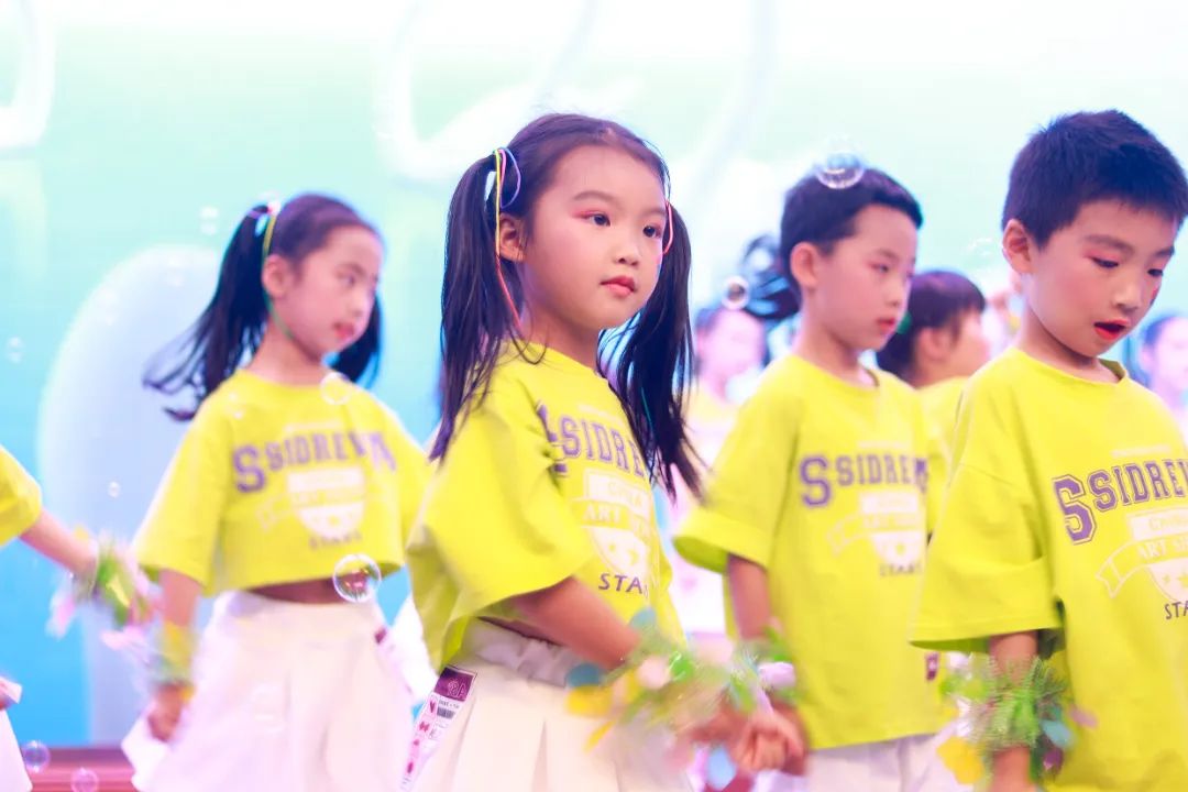 天府新区华阳实验小学举行“童星耀五月·艺术绽花开”群舞比赛