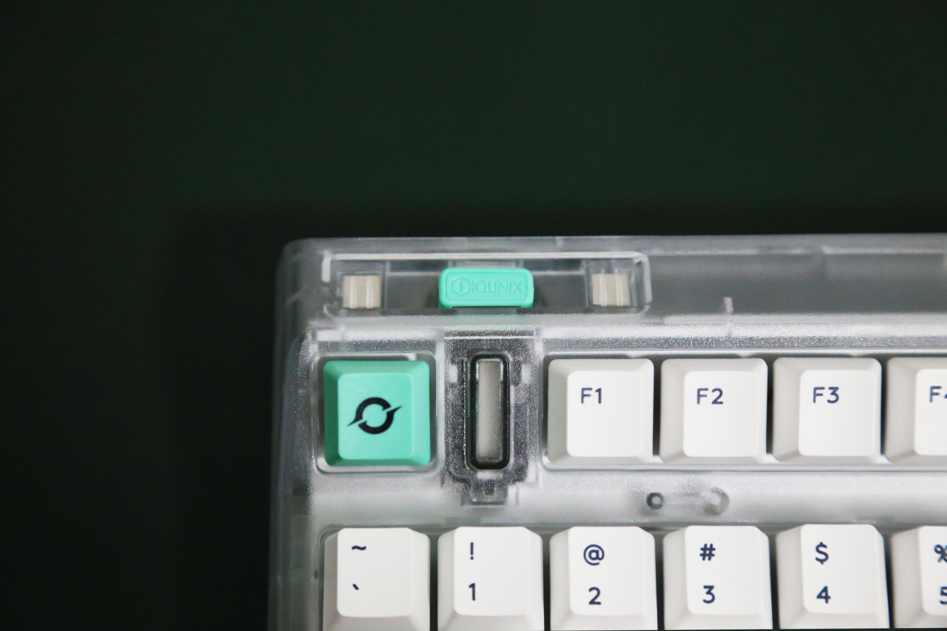 IQUNIX OG80 三模机械键盘测评：撞色复古风 RGB键盘的艺术魅力