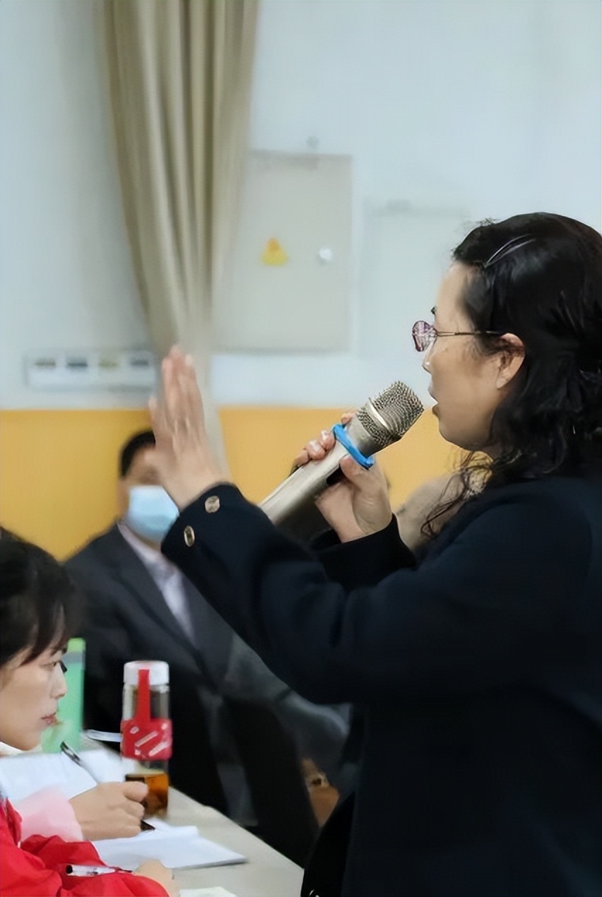 携手健康 向阳而生——天府新区煎茶小学开展教师心理健康培训讲座