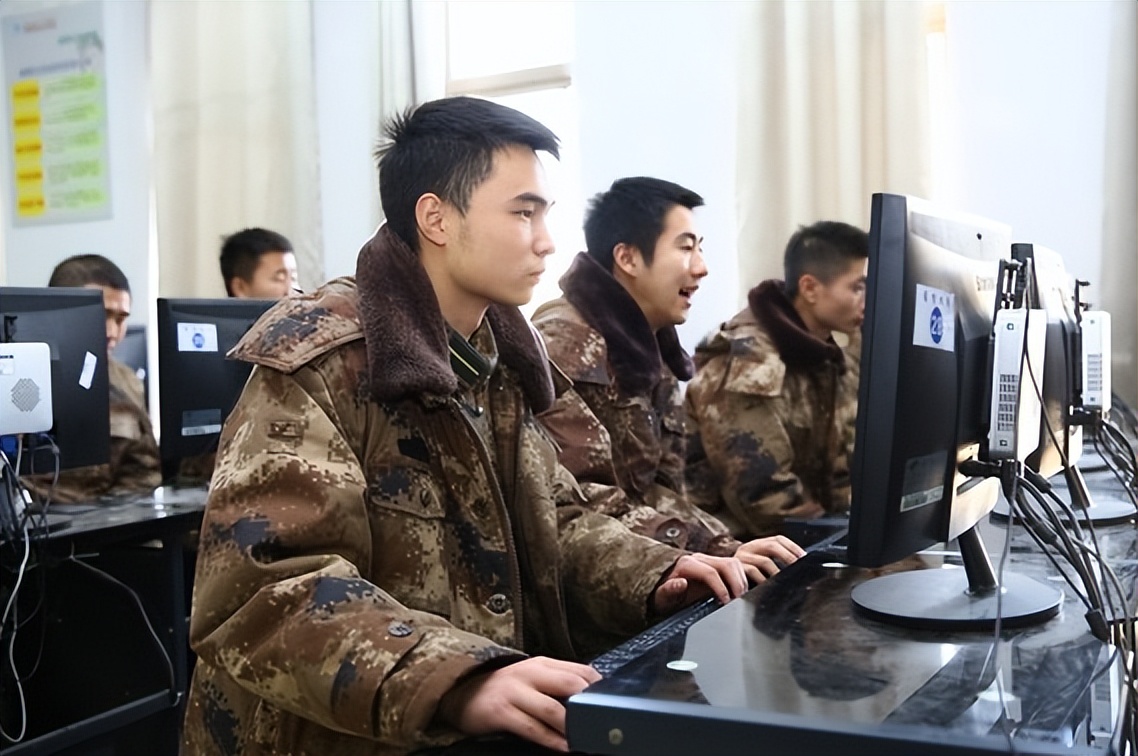 直招军官公告出炉！年薪15万起步还有带薪假期，家长也能“沾光”