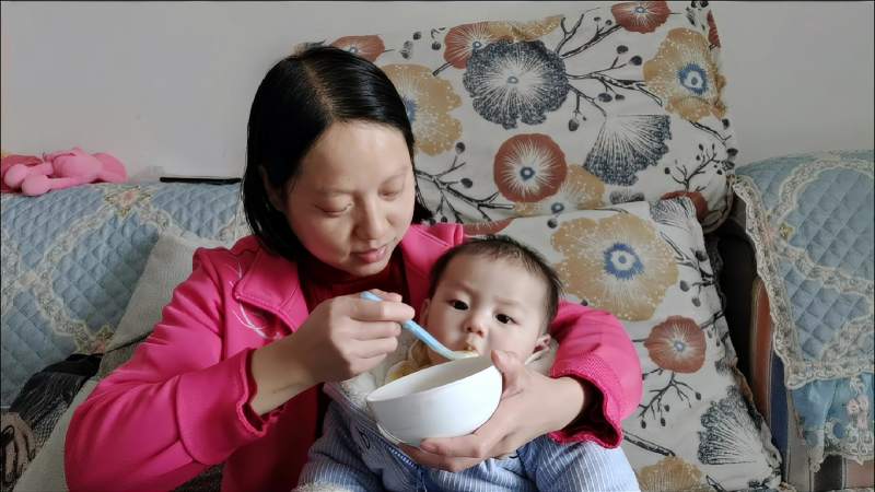 添加辅食后，宝宝先喝奶还是先吃辅食？妈妈早点知道别坑娃了