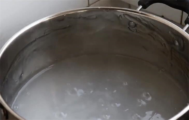 这才是凉粉最好吃的做法，记住水和淀粉的比例是关键，看一遍就会