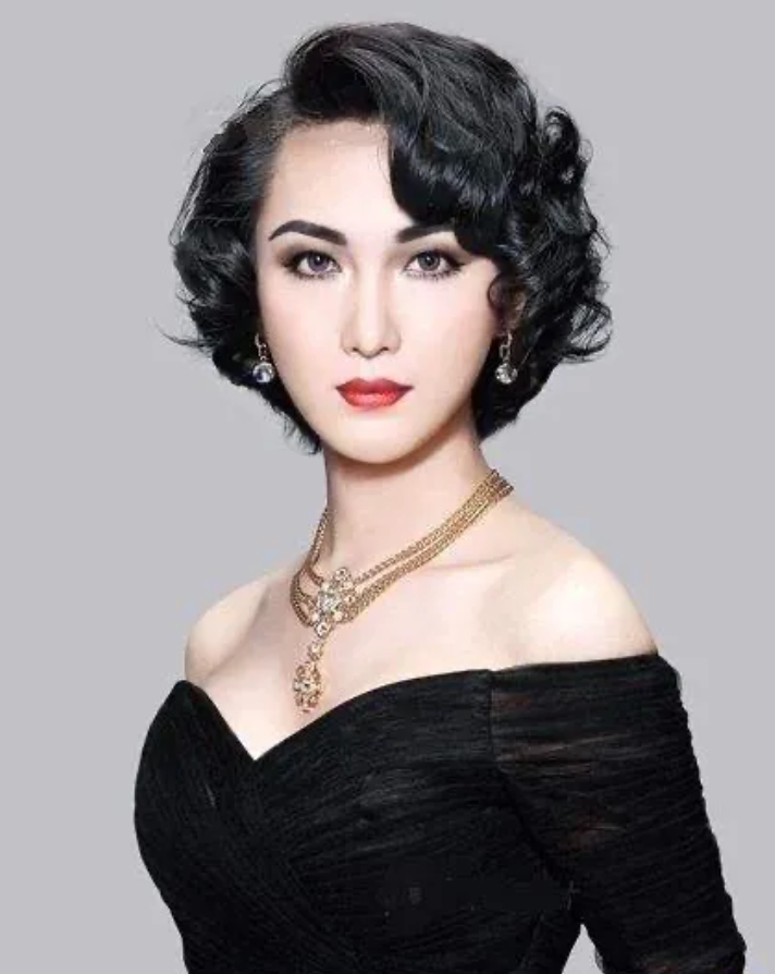 2005年“背母上学”的男孩，29岁时变性为刘婷，当选国际选美女郎