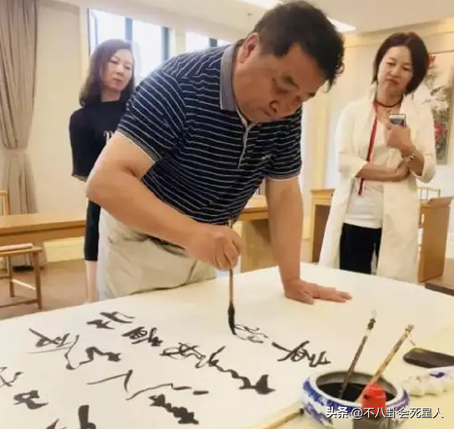 直播4小时1400万、一幅字4.5万，过气明星花样捞金，个个能赚