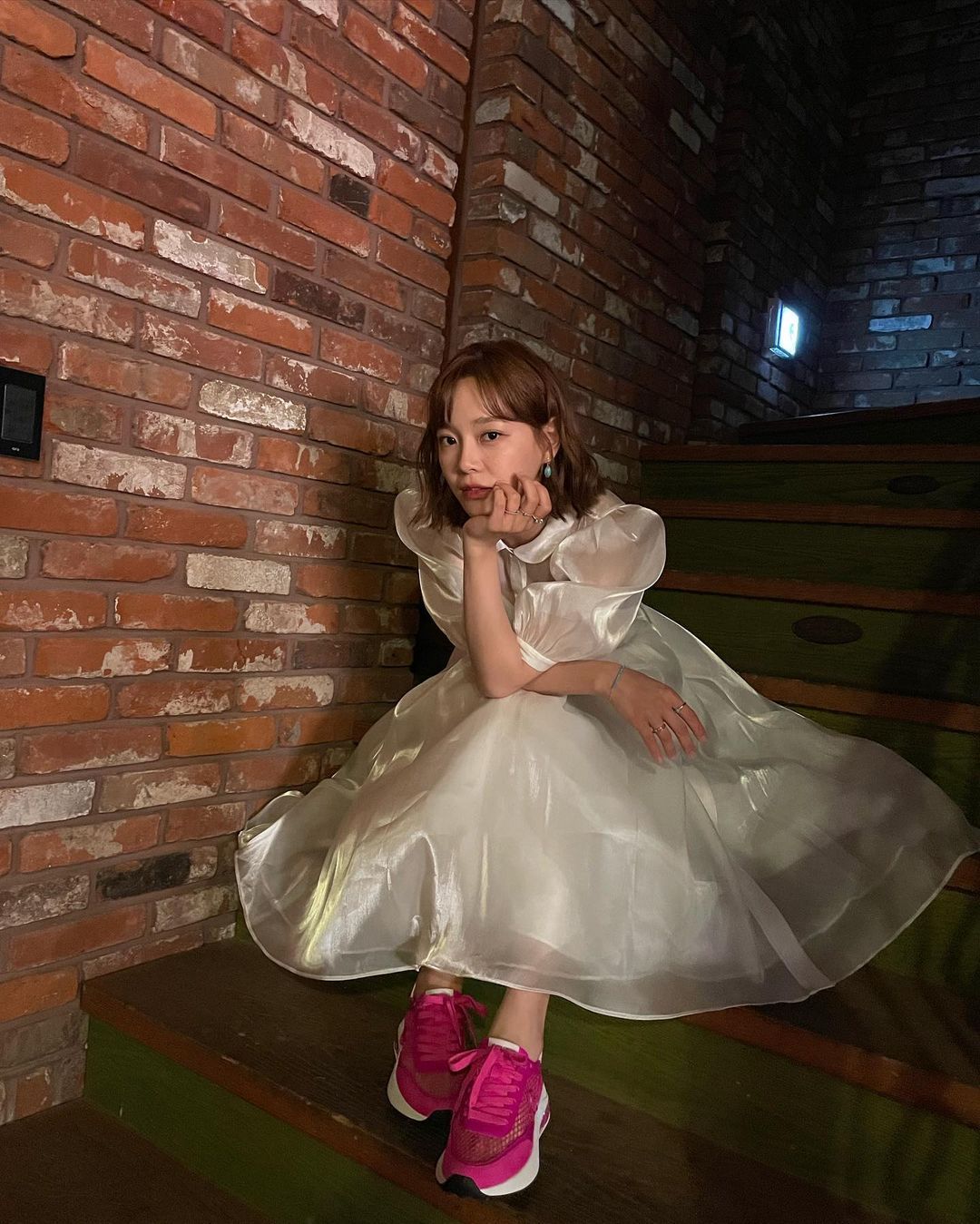 变身“纯白天真美人”，韩国女星金世正晒美照，公主裙配运动鞋
