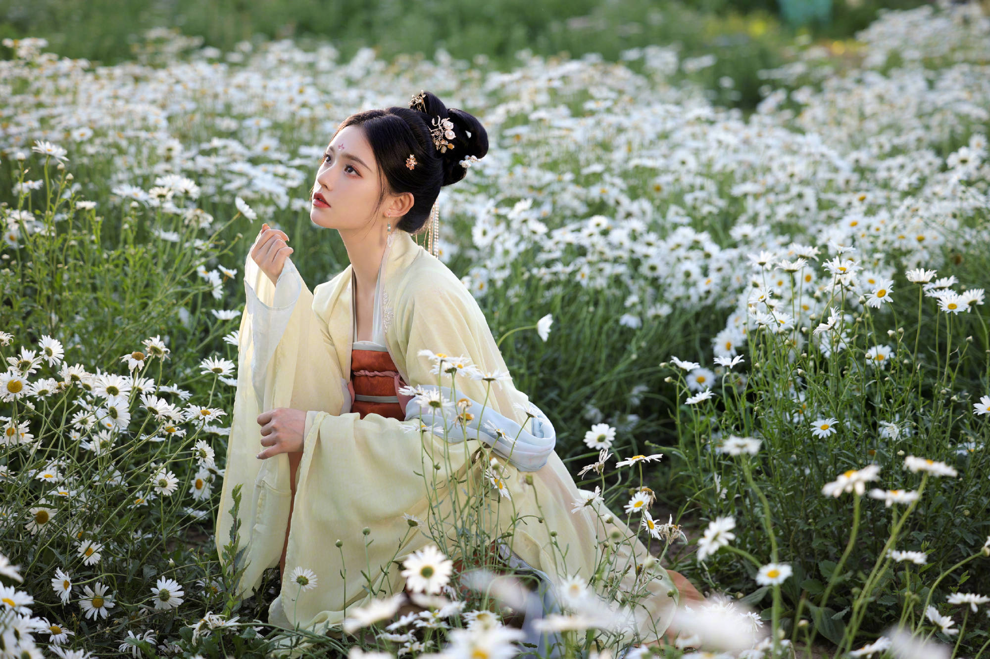 林允晒花间古装大片 手执蒲扇长裙飘逸心动满分