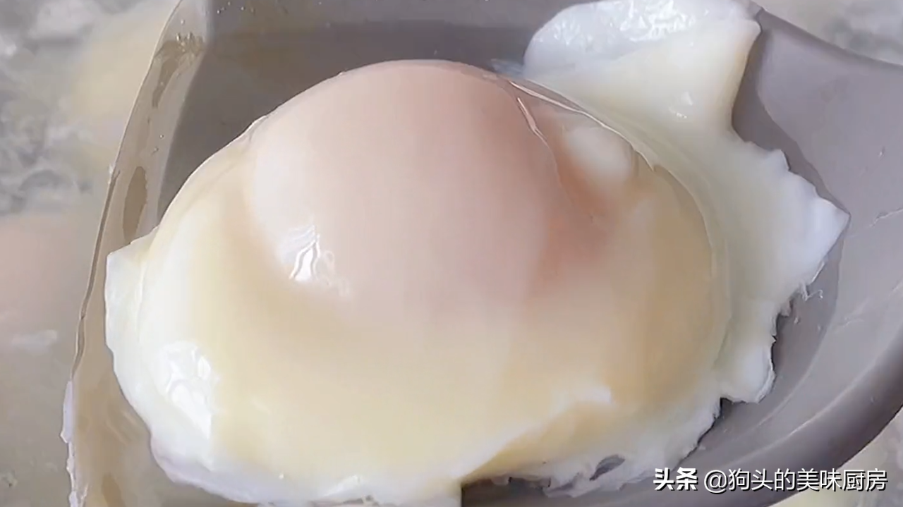 这技术煮荷包蛋太厉害了，不散花无白沫，又圆又光滑，太简单了