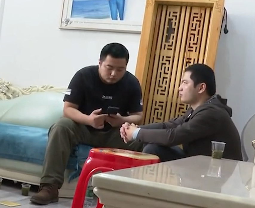 故事：丈夫偷腥漂亮小保姆，并送10多套房产，原配得知后暴走上门