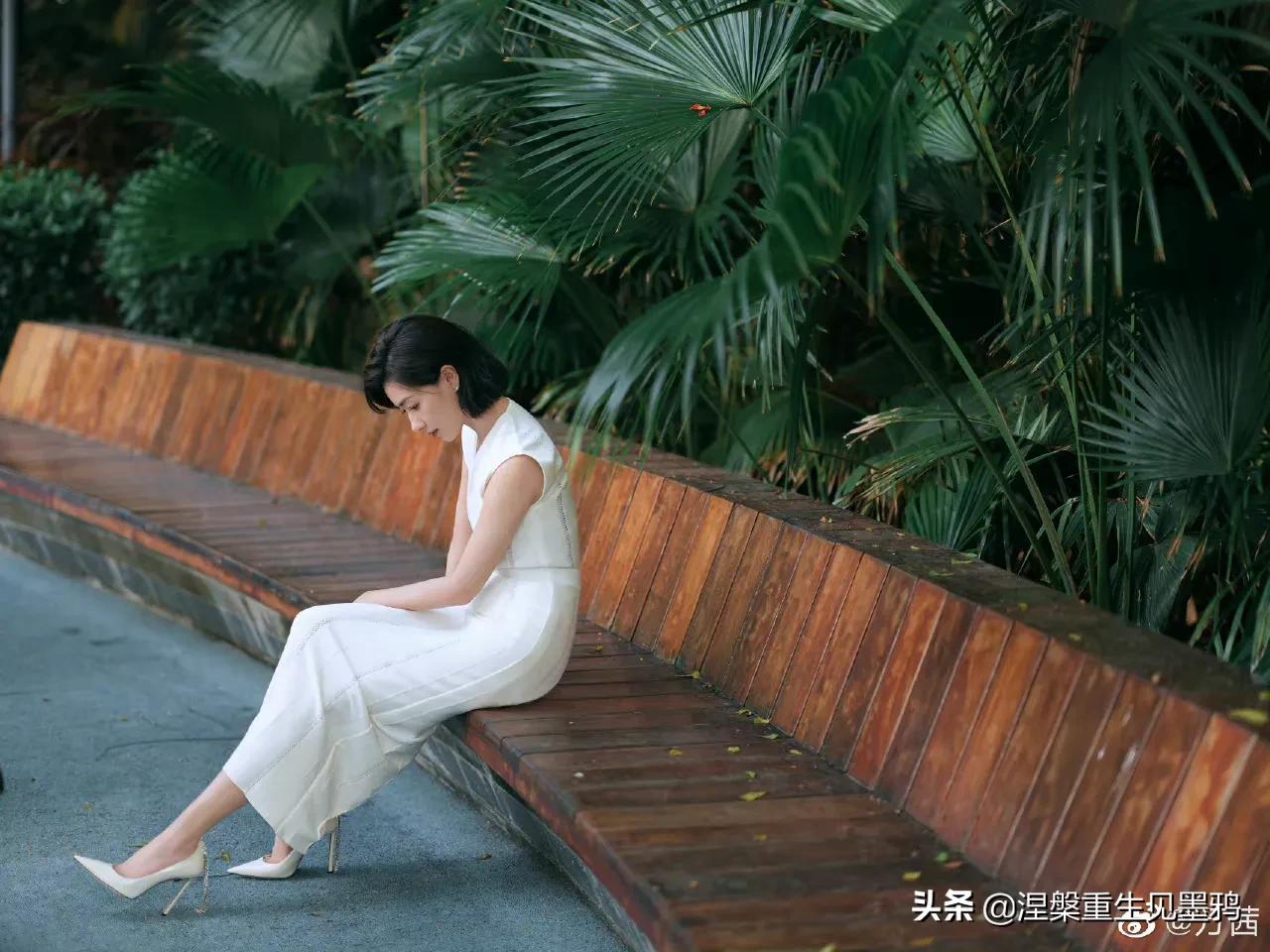 万茜晒随拍，白色连衣裙彰显出优雅亲和，知性大方