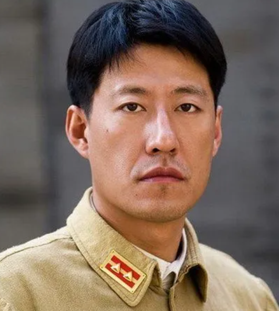 “自带悲剧脸”的8位男星，五官凑在一起，演什么都很丧，怎么救